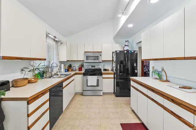 $390,000 | 710 East Boydston Mill Drive, North Webster, IN 46555