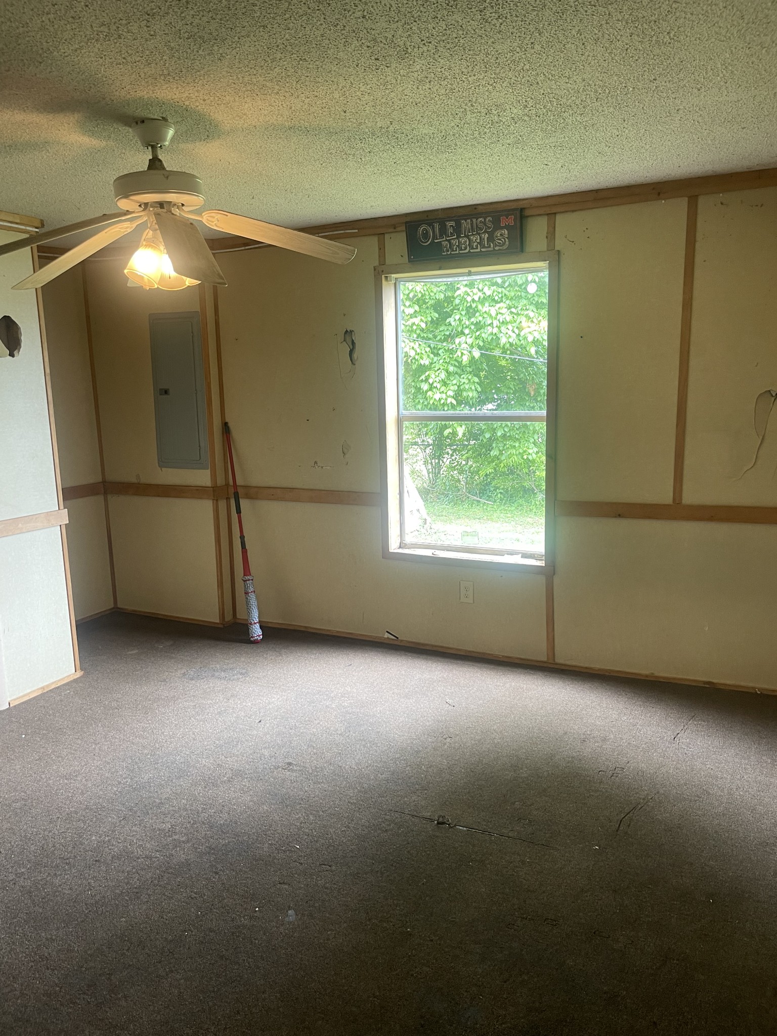 263 Reeves Street Lexington, TN 38351 - Photo 14 of 19 a view of an empty room with a window