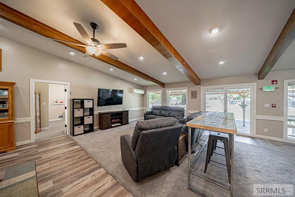 1005 Airport Road Blackfoot, ID 83221 - Photo 12 of 48 Family room