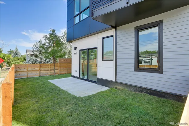 a view of back yard of the house