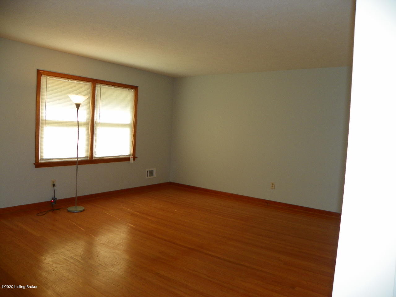 1045 Runell Road Louisville, KY 40214 - Photo 3 of 21 000_0054
