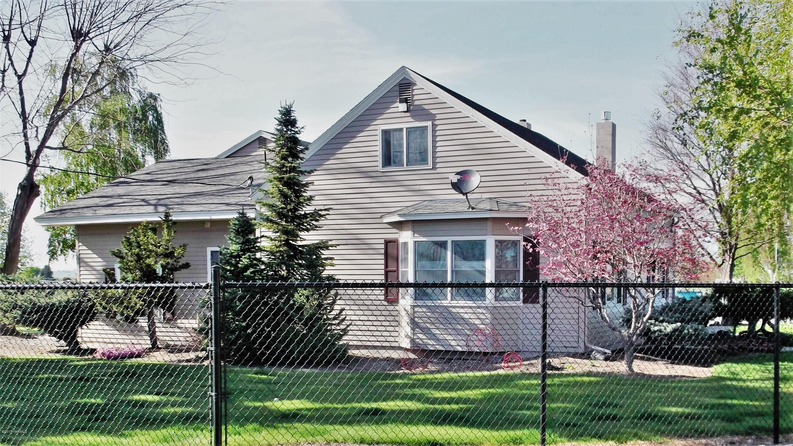 2000 Hornby Road Grandview, WA 98930 - Photo 1 of 45 a front view of a house with a garden and plants