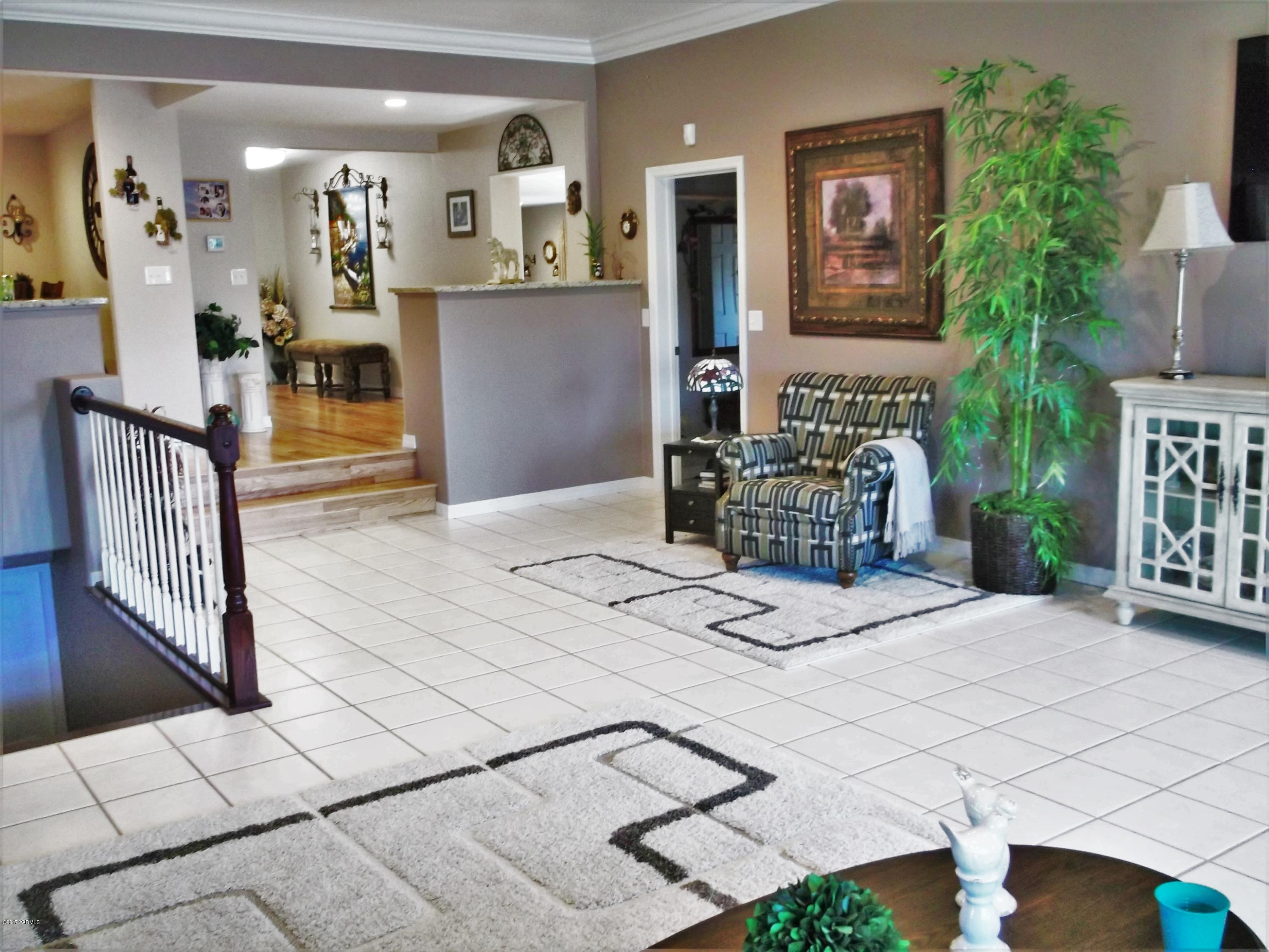 2000 Hornby Road Grandview, WA 98930 - Photo 2 of 45 a living room with patio furniture and potted plant