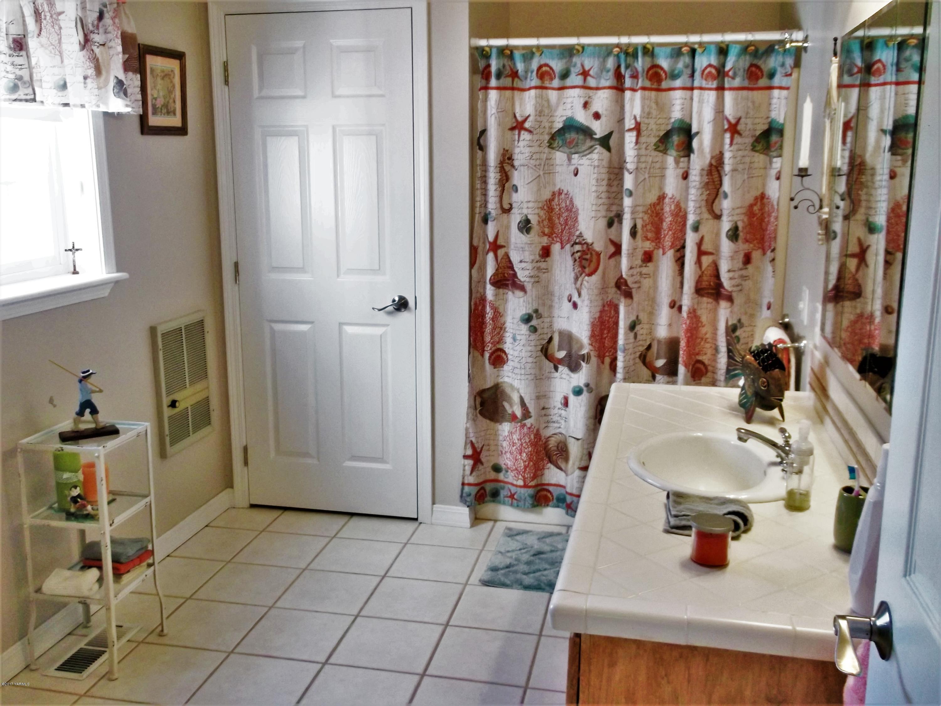 2000 Hornby Road Grandview, WA 98930 - Photo 12 of 45 a bathroom with a bathtub and shower