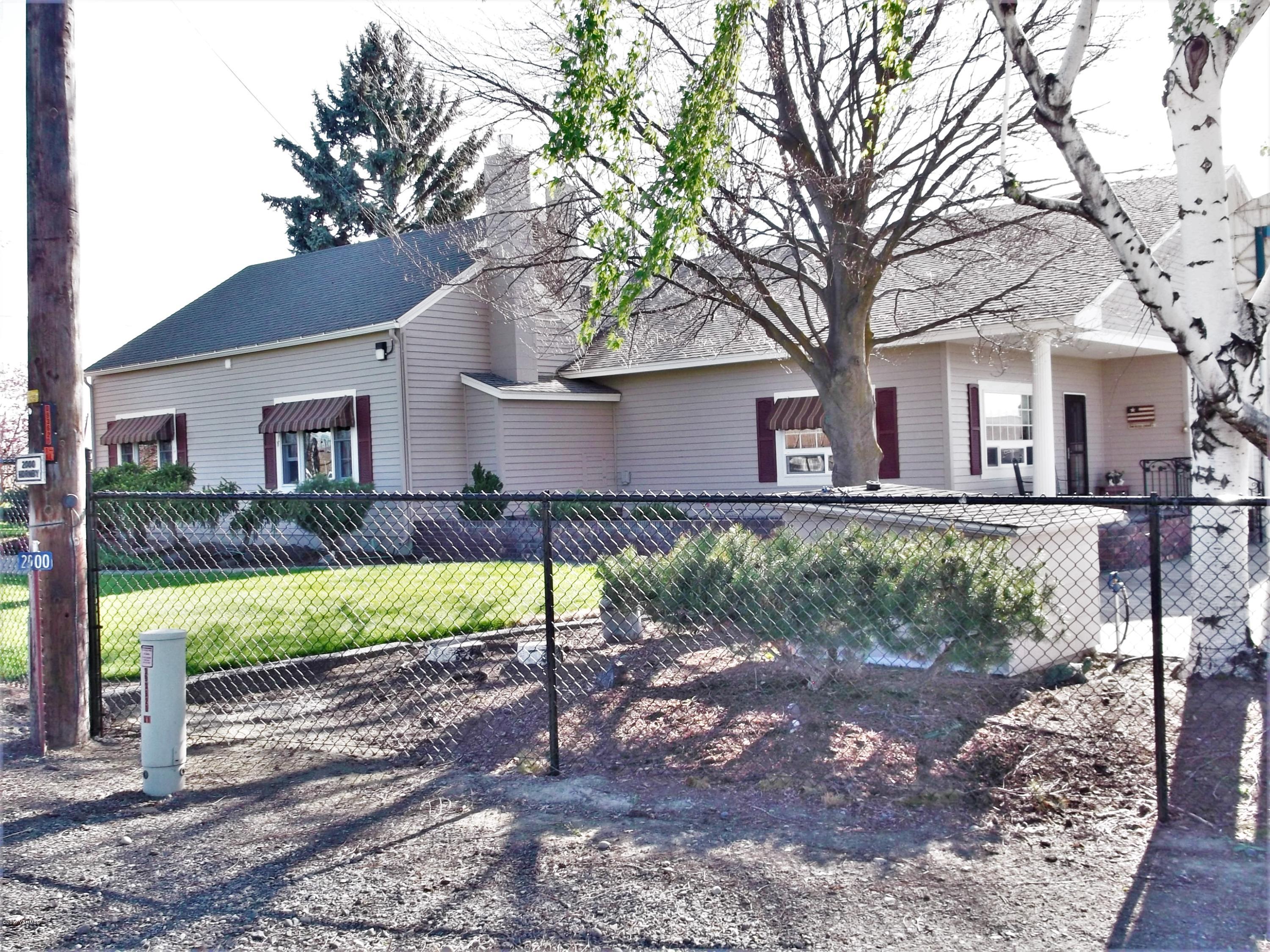 2000 Hornby Road Grandview, WA 98930 - Photo 15 of 45 a front view of a house with garden