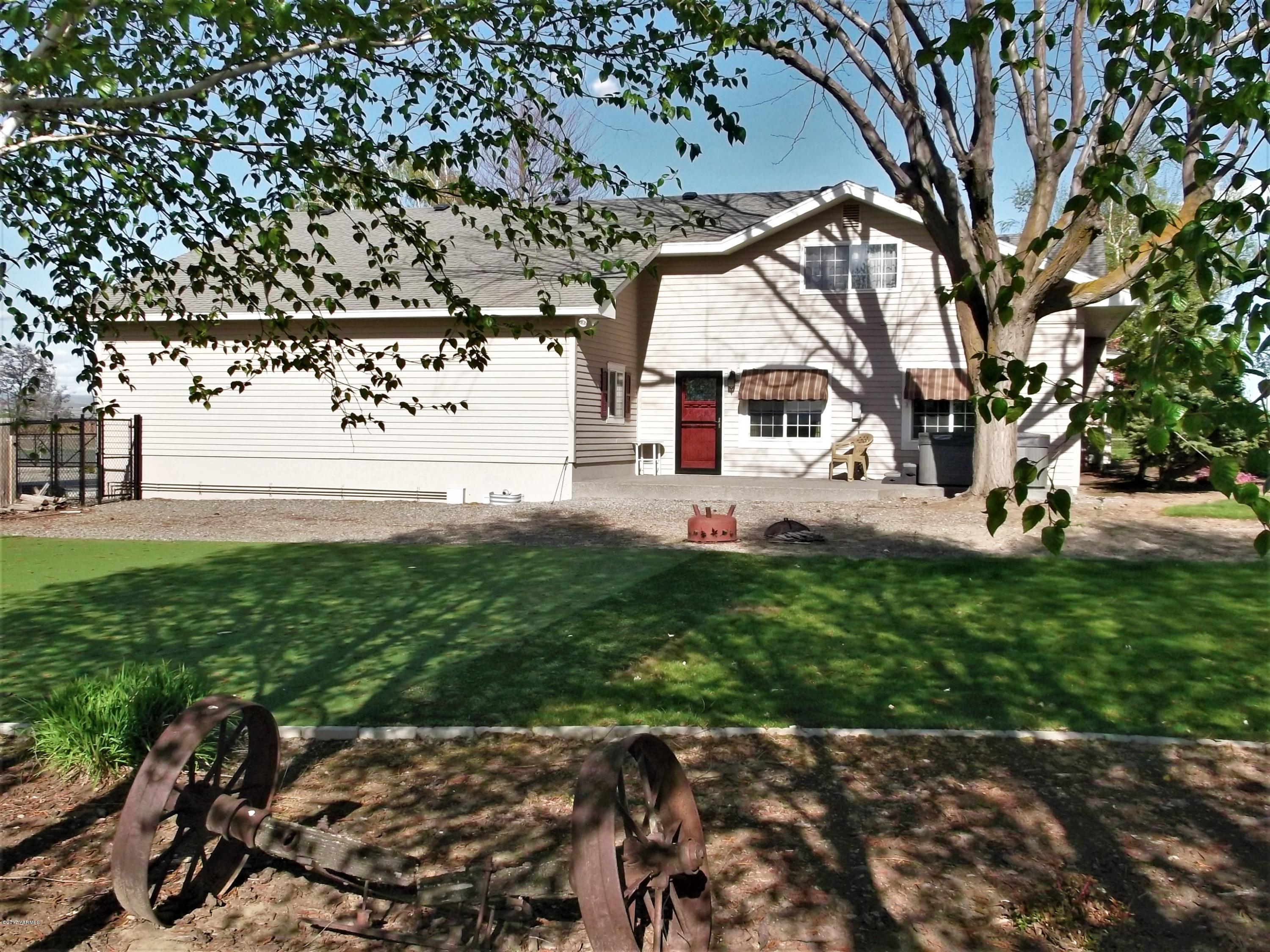 2000 Hornby Road Grandview, WA 98930 - Photo 17 of 45 a front view of a house with garden