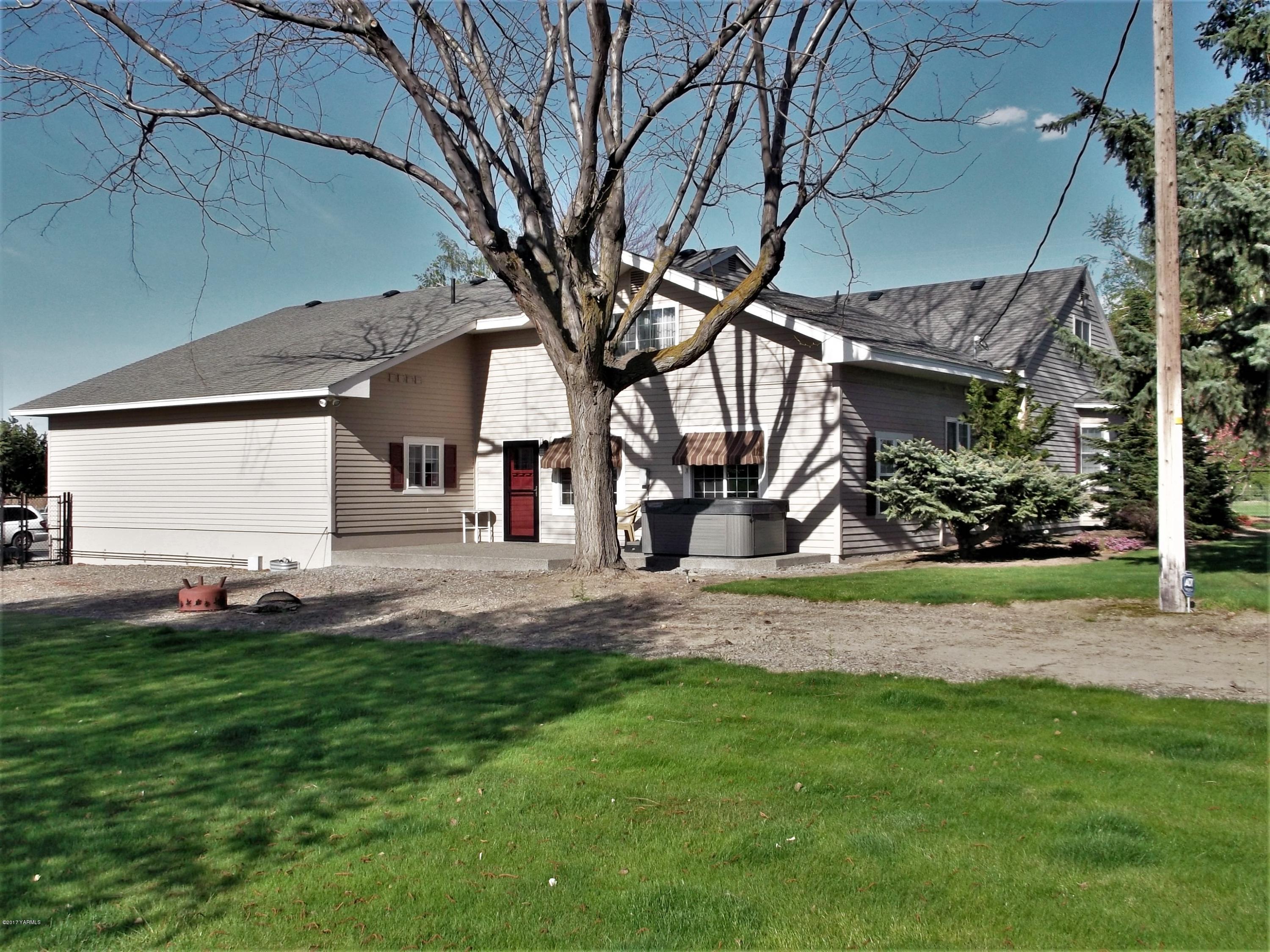 2000 Hornby Road Grandview, WA 98930 - Photo 18 of 45 a view of a house with a yard