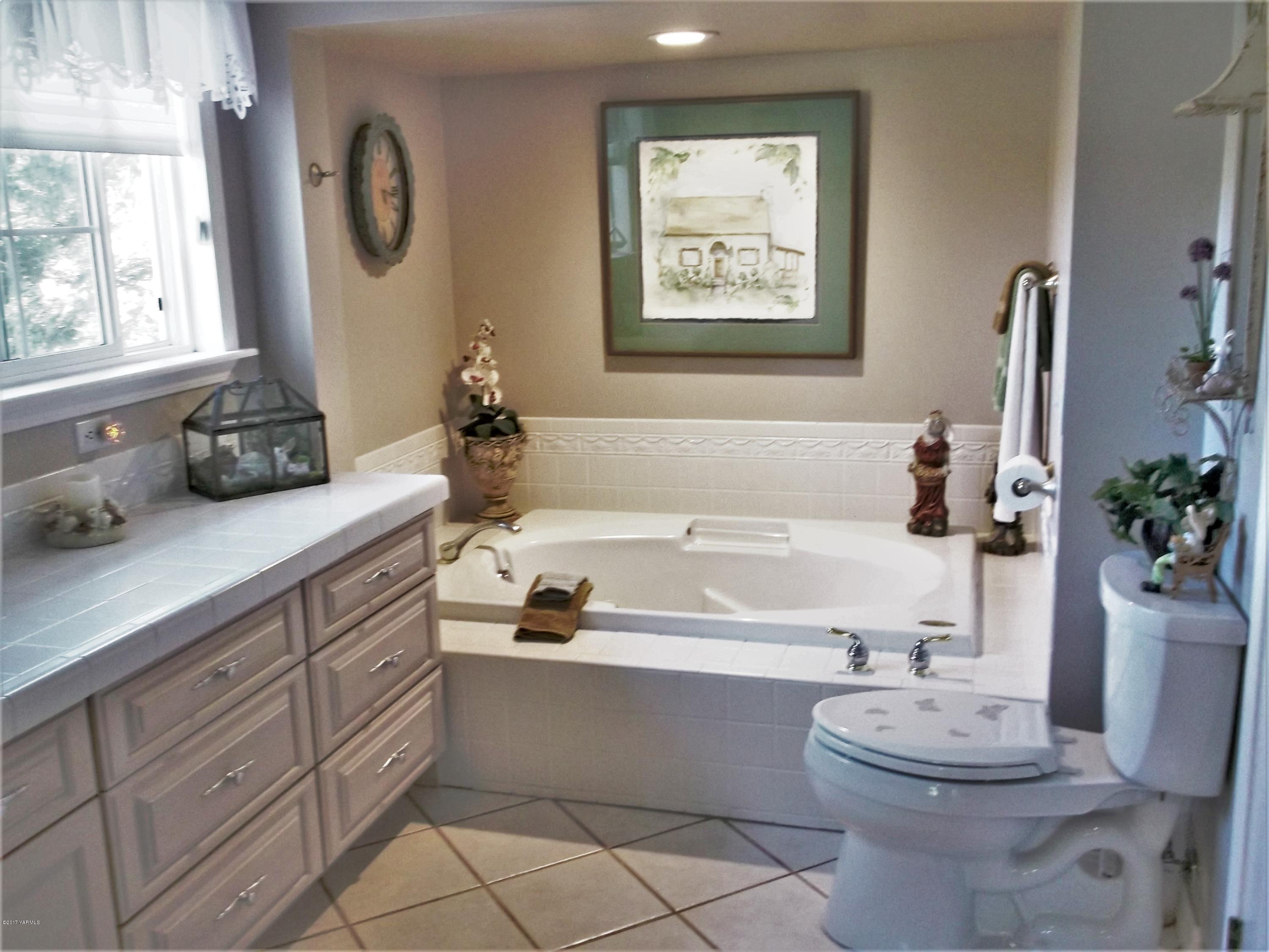 2000 Hornby Road Grandview, WA 98930 - Photo 21 of 45 a bathroom with a bathtub sink and mirror