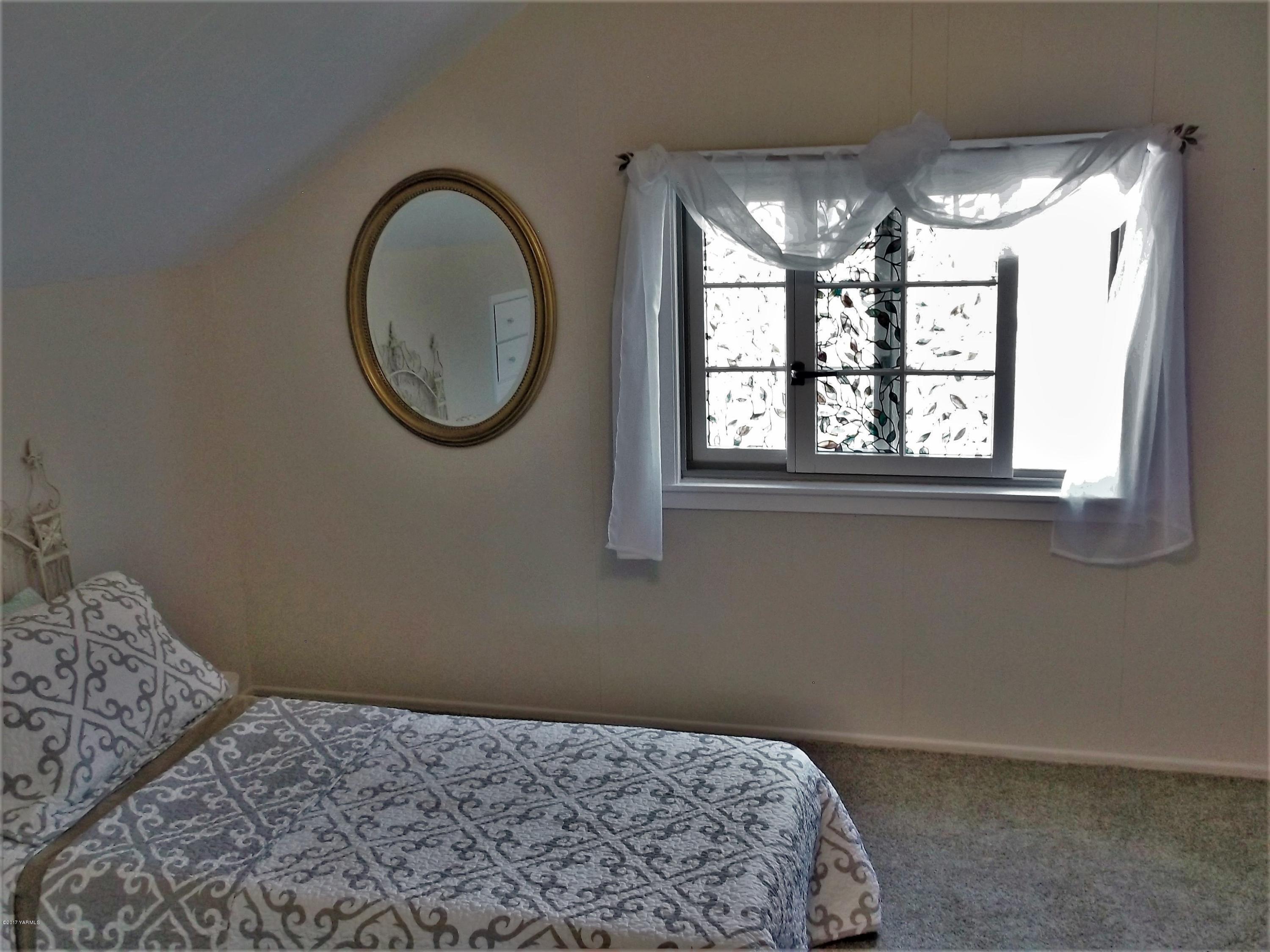 2000 Hornby Road Grandview, WA 98930 - Photo 22 of 45 a bedroom with a bed and a window