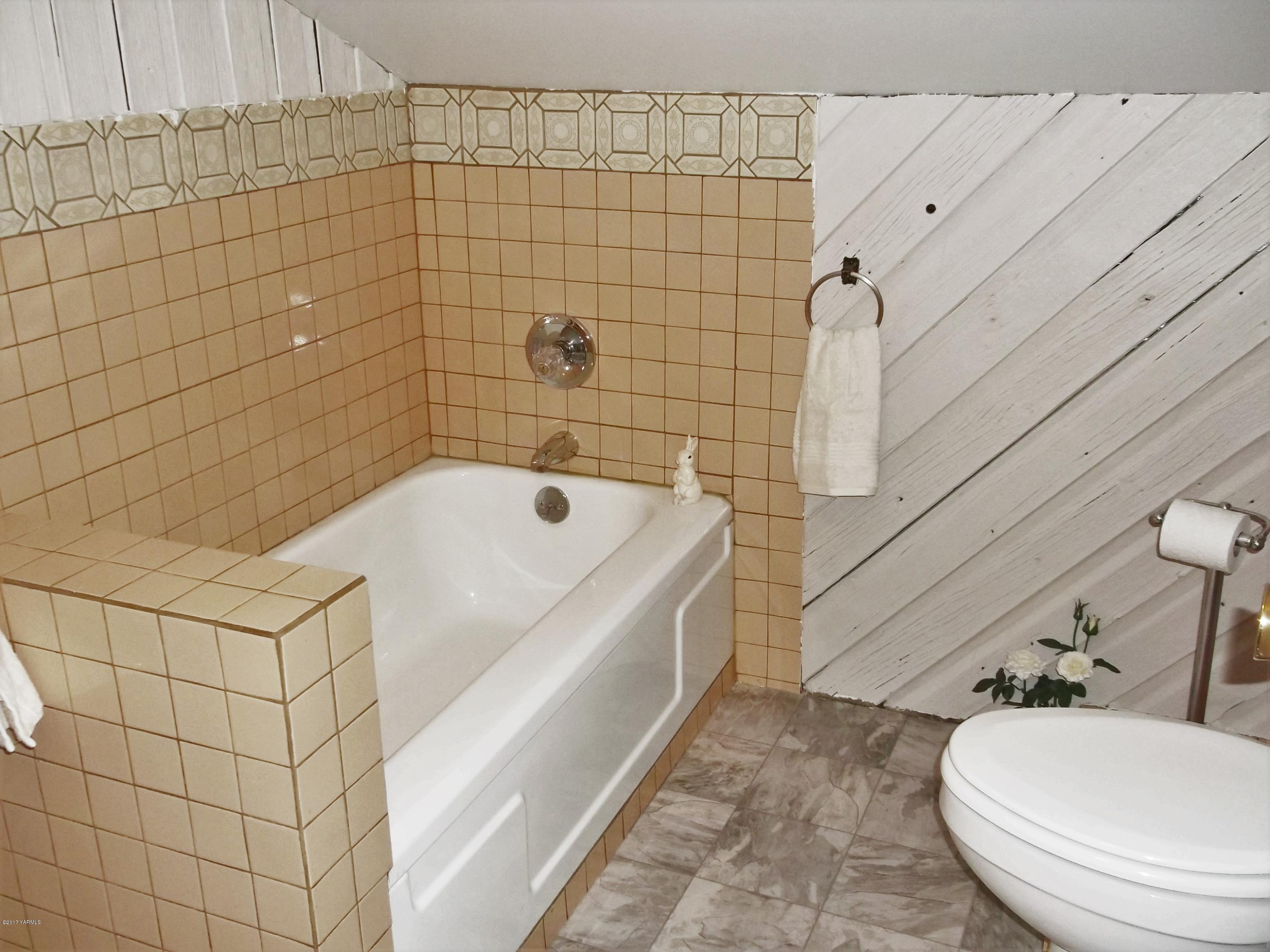 2000 Hornby Road Grandview, WA 98930 - Photo 23 of 45 a bathroom with a bathtub and toilet