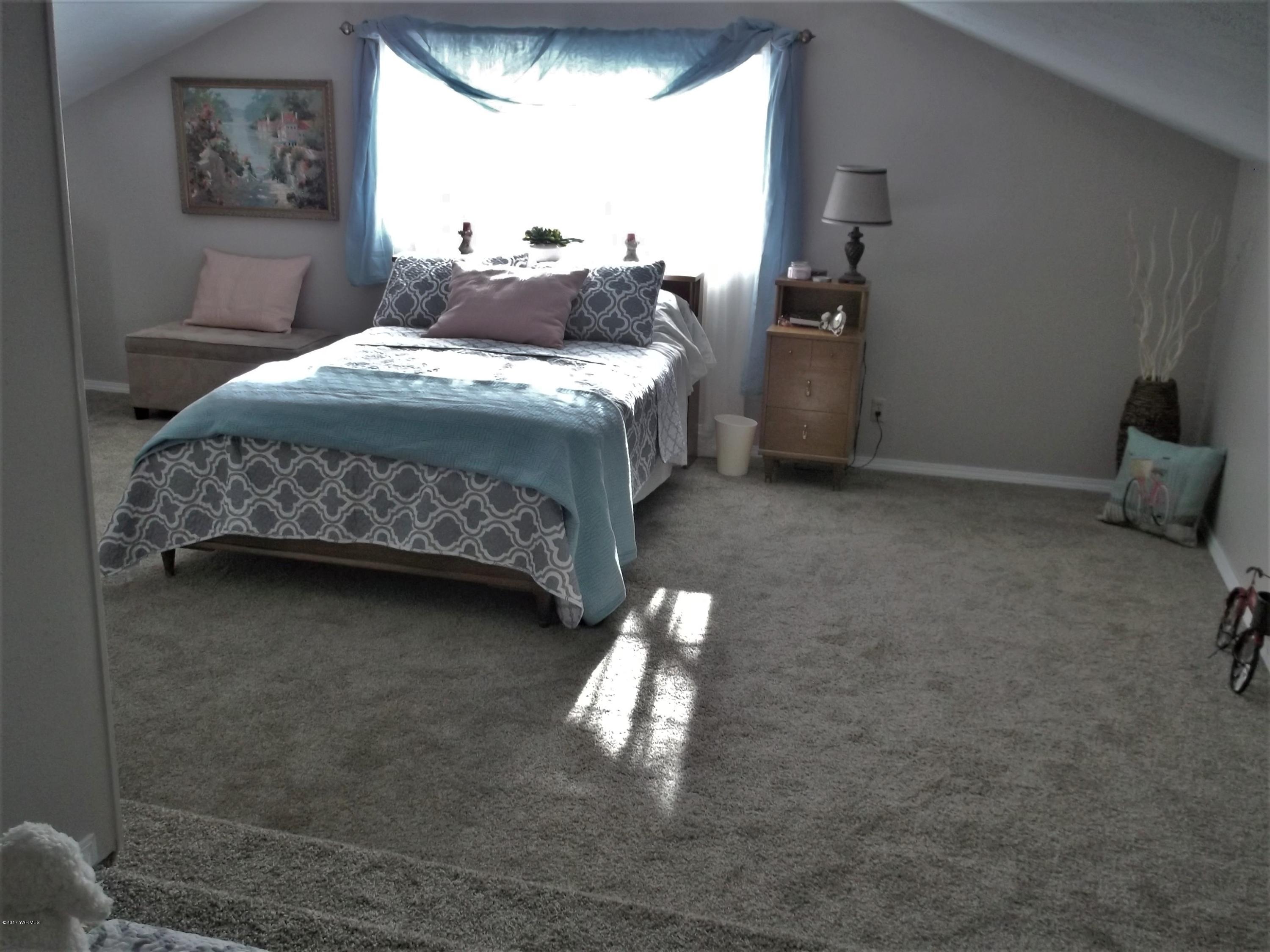 2000 Hornby Road Grandview, WA 98930 - Photo 25 of 45 a bedroom with a bed and a window