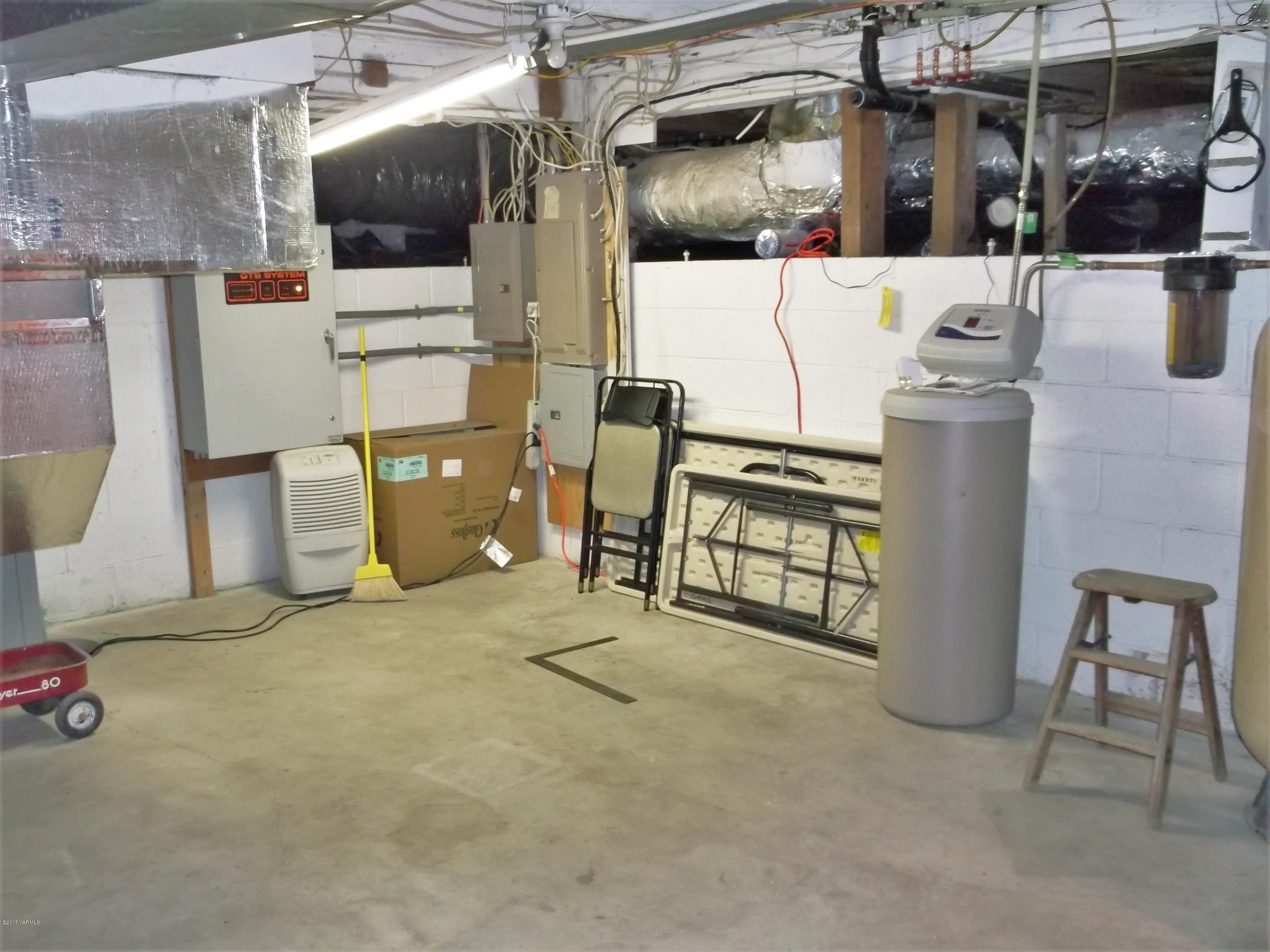 2000 Hornby Road Grandview, WA 98930 - Photo 26 of 45 a view of a room with gym equipment