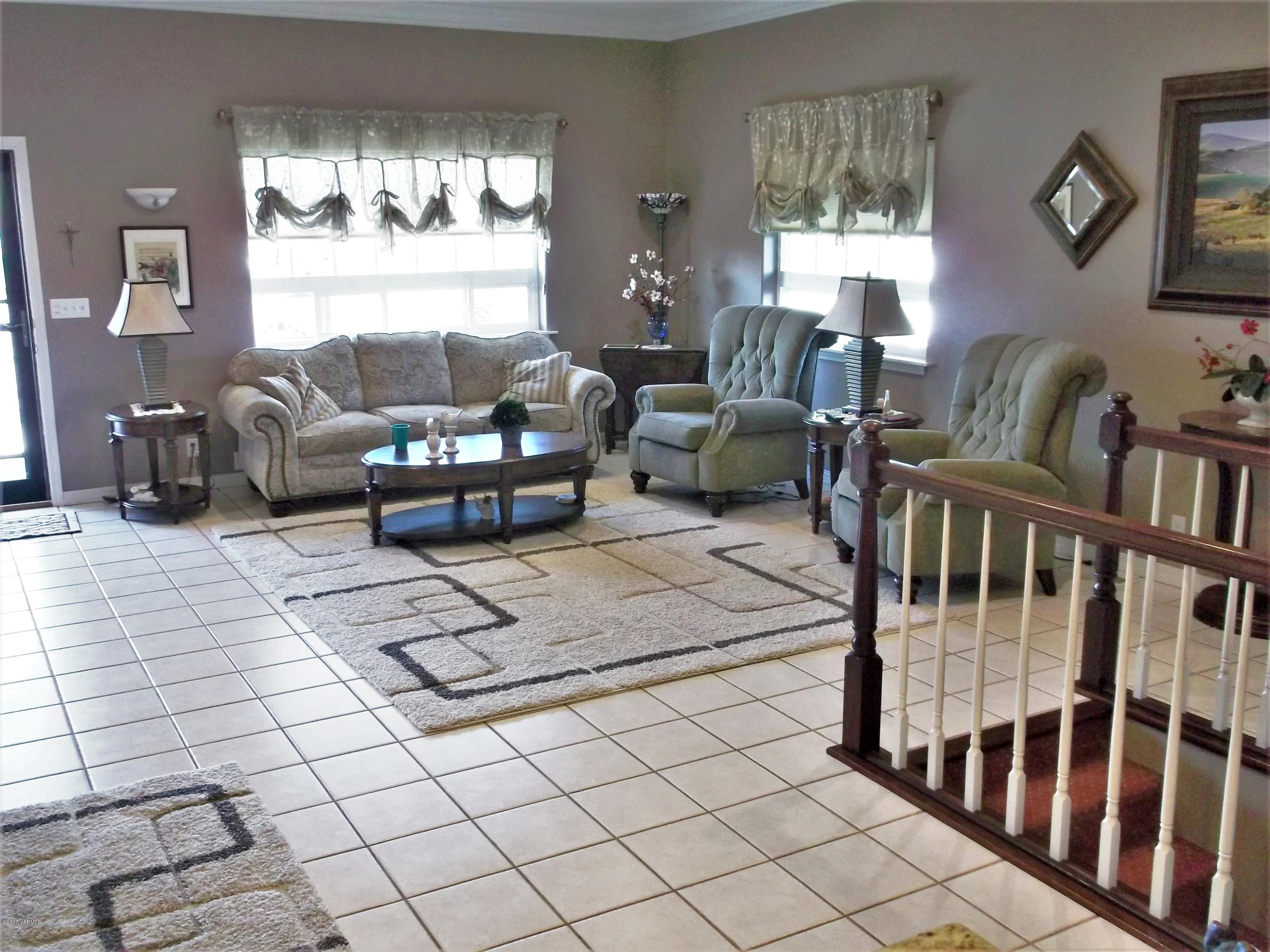 2000 Hornby Road Grandview, WA 98930 - Photo 4 of 45 a living room with furniture