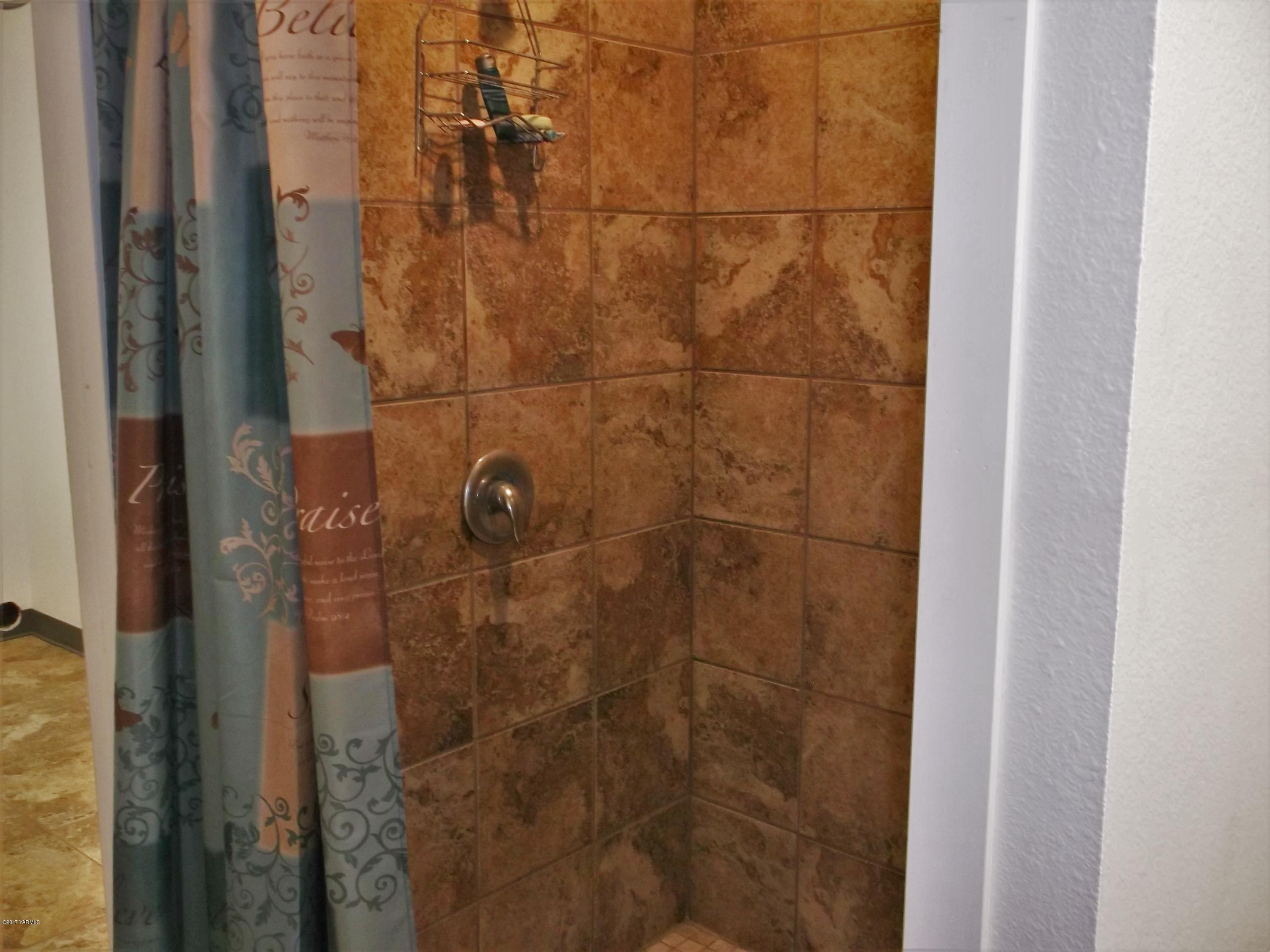 2000 Hornby Road Grandview, WA 98930 - Photo 32 of 45 a bathroom with a shower