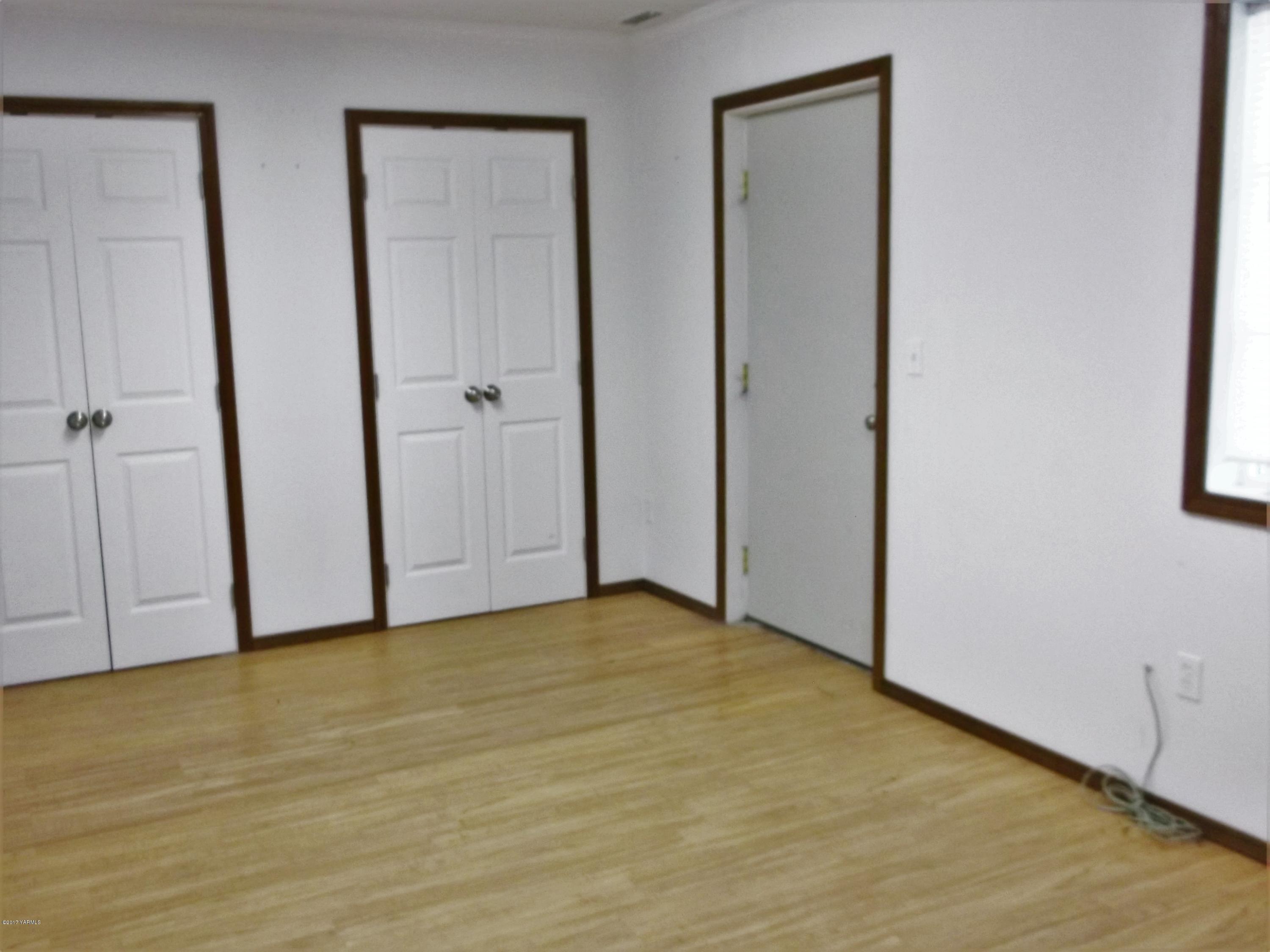 2000 Hornby Road Grandview, WA 98930 - Photo 33 of 45 a view of an empty room with closet area