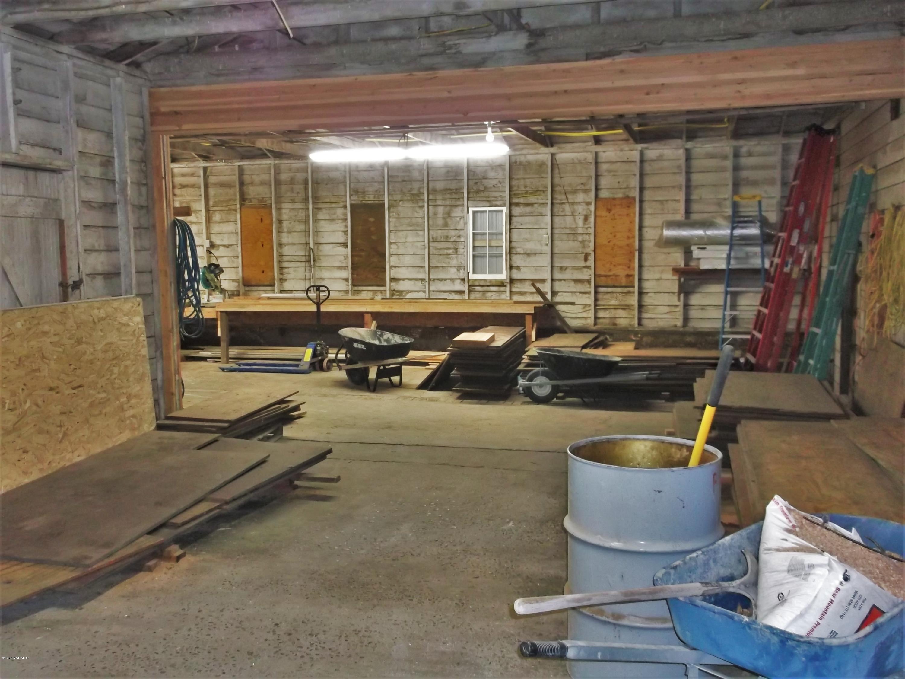 2000 Hornby Road Grandview, WA 98930 - Photo 34 of 45 a room with gym equipment