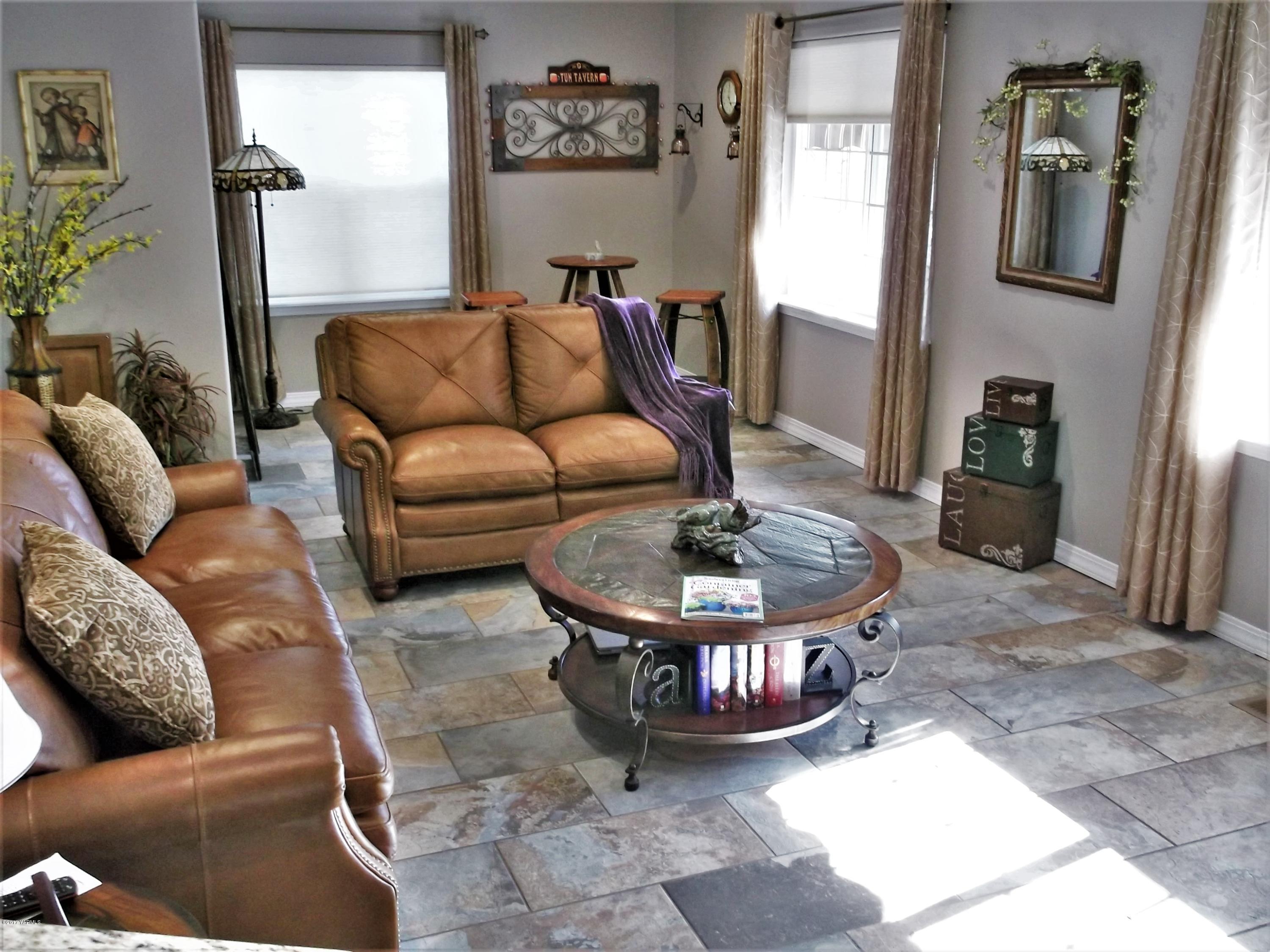 2000 Hornby Road Grandview, WA 98930 - Photo 5 of 45 a living room with furniture and a dining table