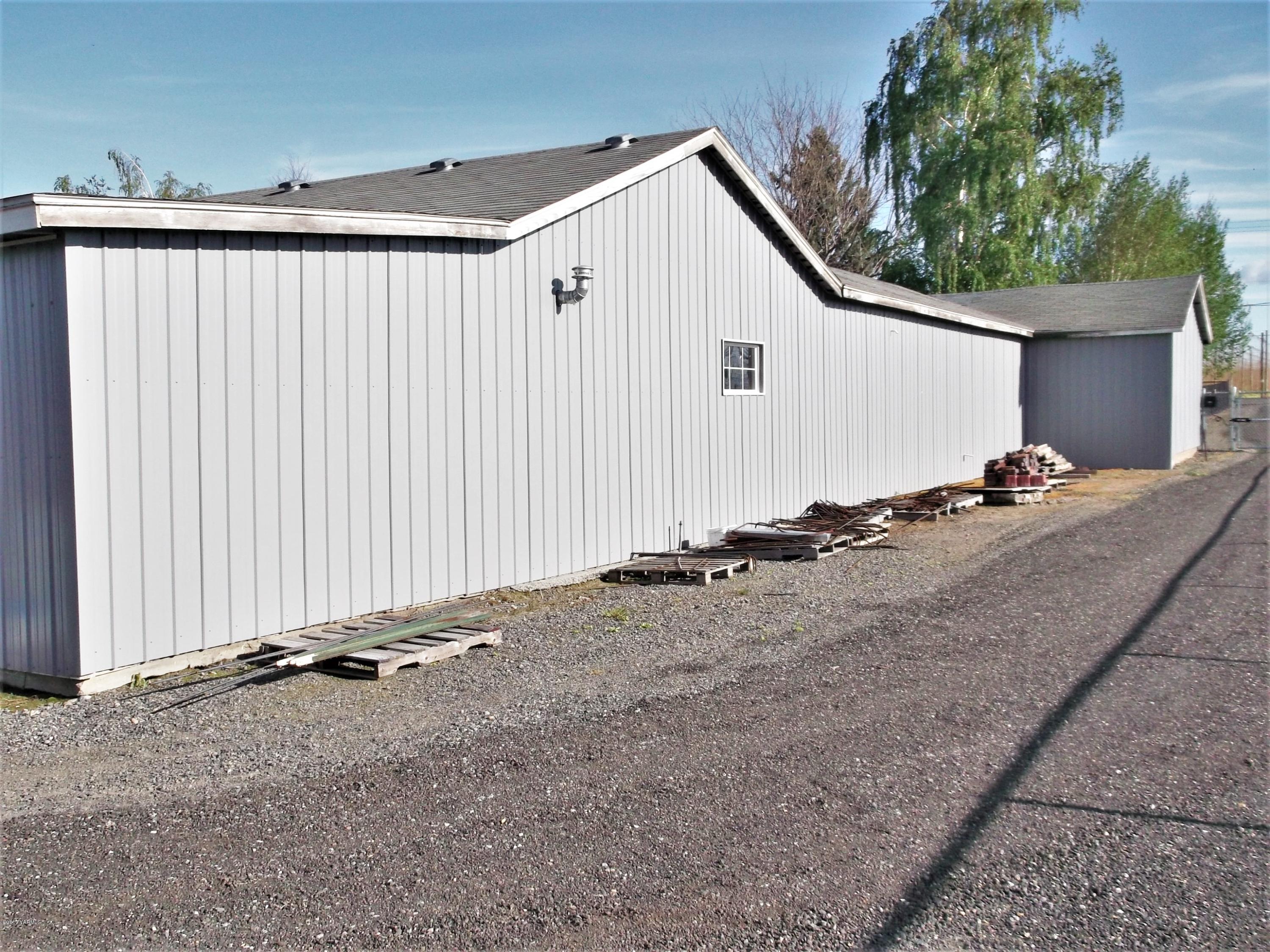 2000 Hornby Road Grandview, WA 98930 - Photo 43 of 45 a view of a backyard of a house