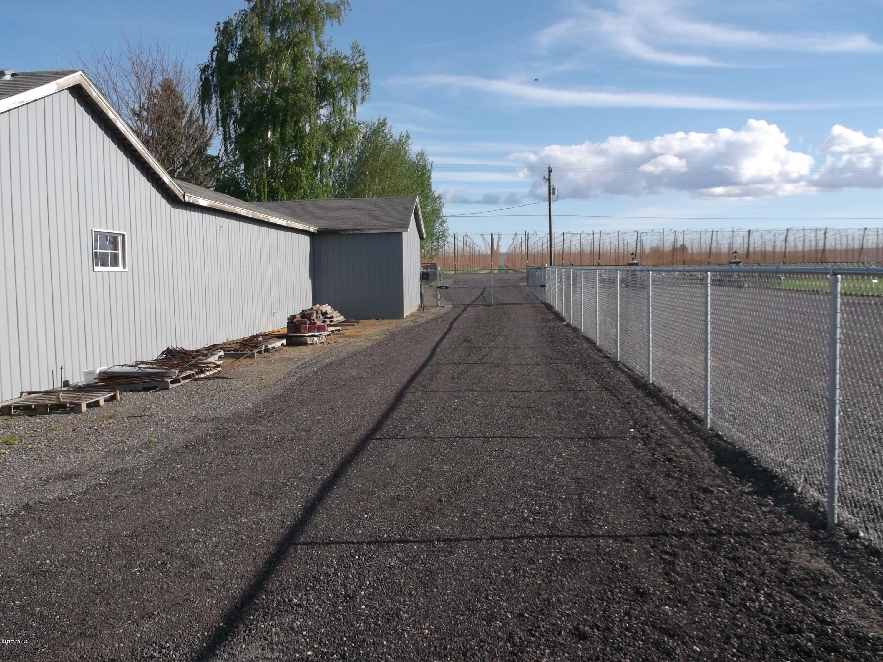 2000 Hornby Road Grandview, WA 98930 - Photo 44 of 45 a view of a backyard of the house