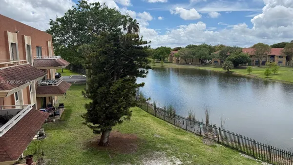 $1,700 | 17530 Northwest 68th Avenue, Unit C3010, Hialeah, FL 33015