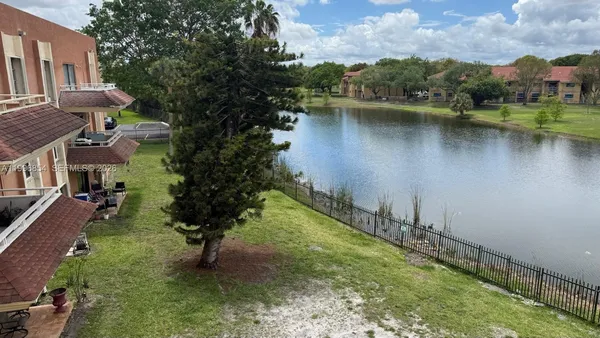$1,700 | 17530 Northwest 68th Avenue, Unit C3010, Hialeah, FL 33015