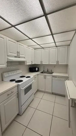 $1,700 | 17530 Northwest 68th Avenue, Unit C3010, Hialeah, FL 33015
