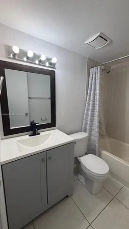 $1,700 | 17530 Northwest 68th Avenue, Unit C3010, Hialeah, FL 33015