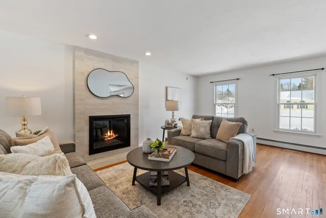 $464,900 | 1 Patricia Circle, Enfield, CT 06082