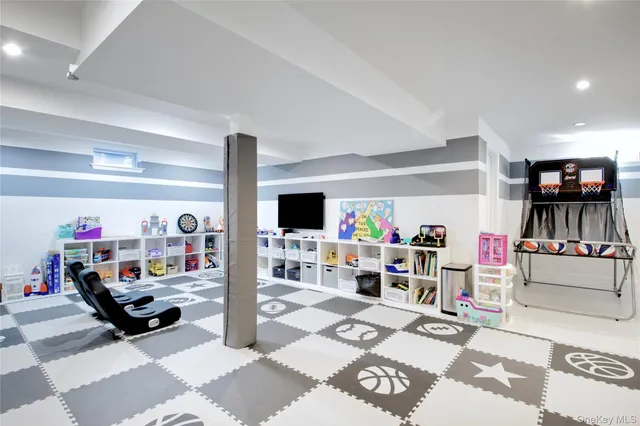 $2,499,000 | 6 Flamingo Road, East Hills, NY 11576