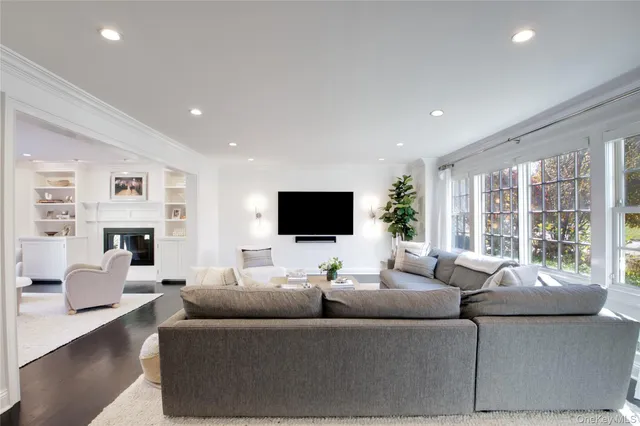 $2,499,000 | 6 Flamingo Road, East Hills, NY 11576