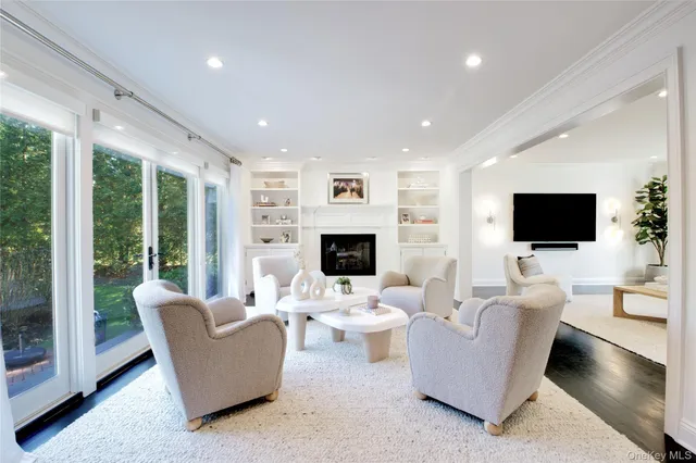 $2,499,000 | 6 Flamingo Road, East Hills, NY 11576