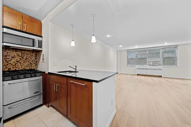 $3,200 | 240 East 35th Street, Unit 3C | Murray Hill