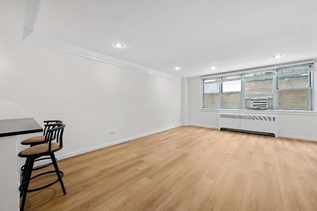 $3,200 | 240 East 35th Street, Unit 3C | Murray Hill