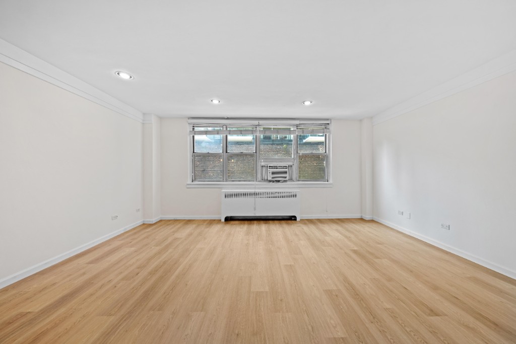 240 East 35th Street, Unit 3C Manhattan, NY 10016 - Photo 3 of 12 Photo 3