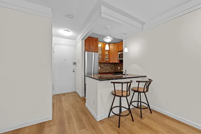 $3,200 | 240 East 35th Street, Unit 3C | Murray Hill