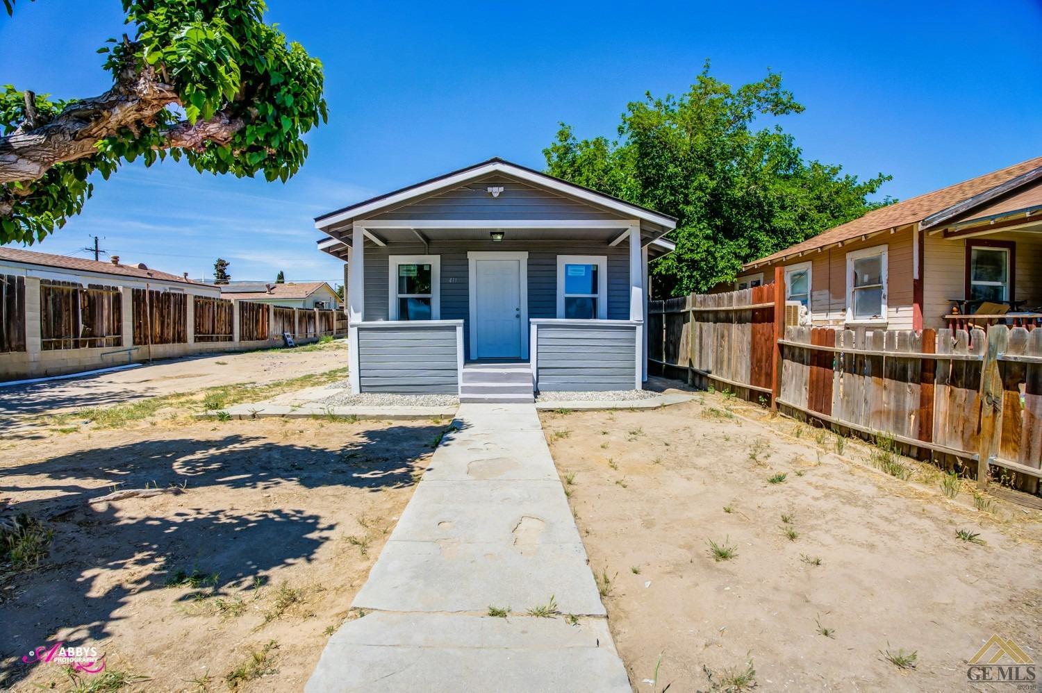 Undisclosed Address Taft, CA 93268 - Photo 23 of 30 a front view of a house with a yard