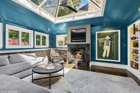 a large kitchen with kitchen island a large island in it