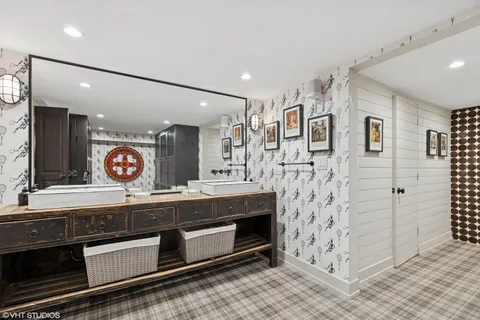 a picture of a very nice looking hallway