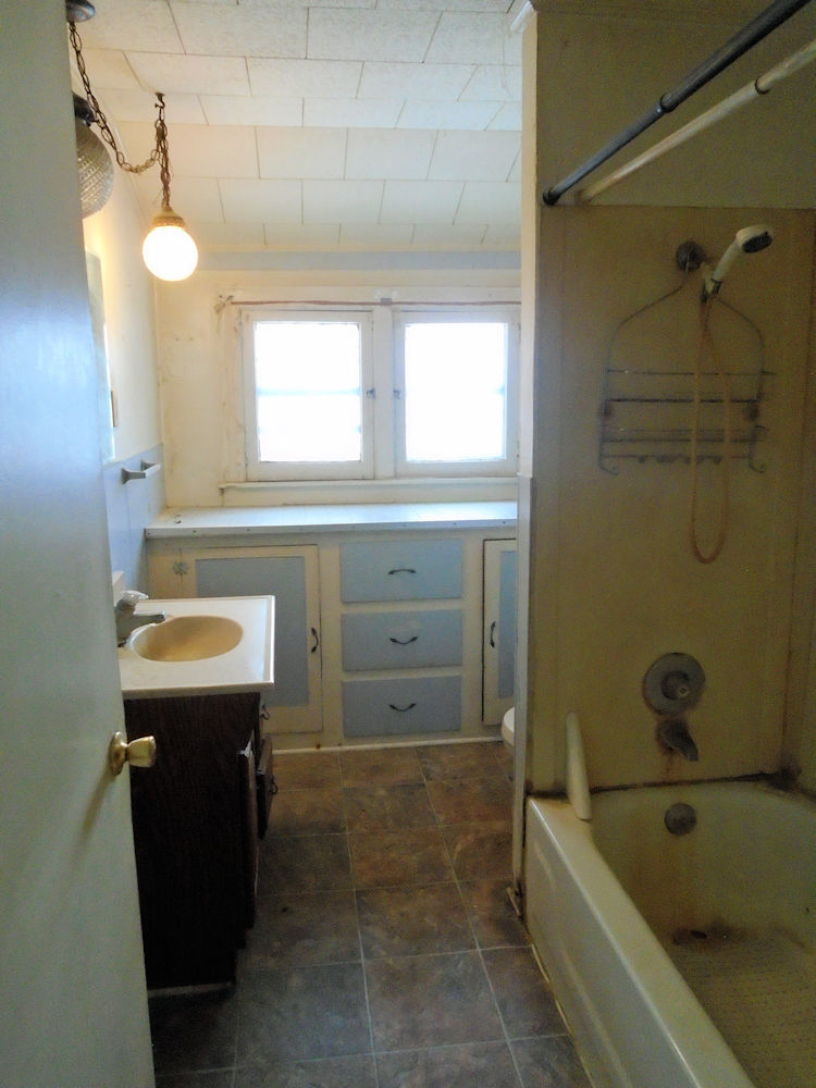 205 North 12th Street Rochelle, IL 61068 - Photo 11 of 13 a bathroom with a tub sink and mirror