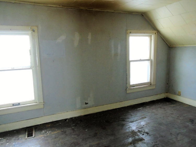 205 North 12th Street Rochelle, IL 61068 - Photo 7 of 13 an empty room with a window