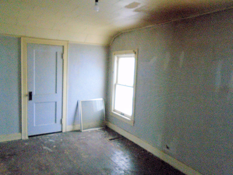 205 North 12th Street Rochelle, IL 61068 - Photo 8 of 13 an empty room with windows