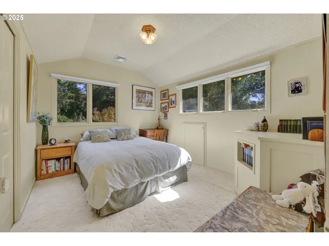 $755,000 | 91066 C Street, Junction City, OR 97448