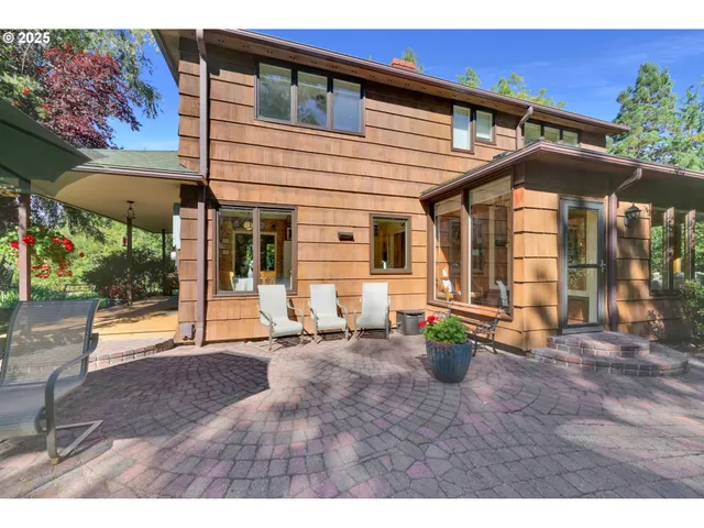 $755,000 | 91066 C Street, Junction City, OR 97448