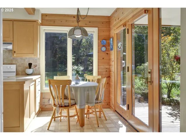 $755,000 | 91066 C Street, Junction City, OR 97448