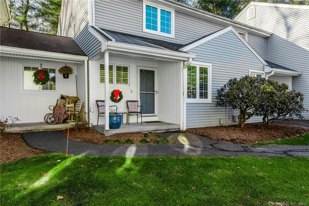 5 Willow Brook Road, Unit 5 Glastonbury, CT 06033 - Photo 1 of 1 a backyard of a house with seating space