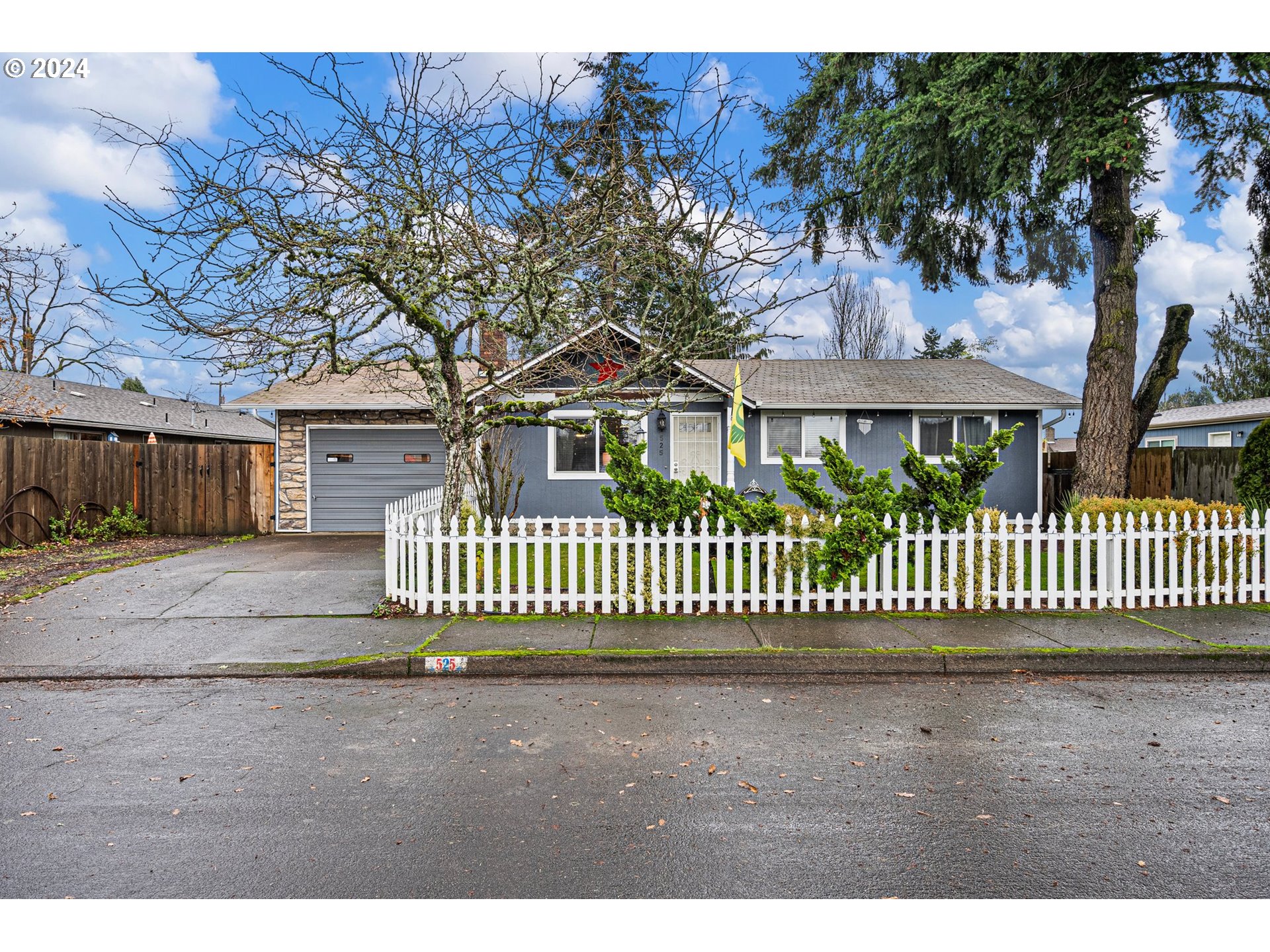 525 South 35th Street Springfield, OR 97478 - Photo 1 of 40 a front view of a house