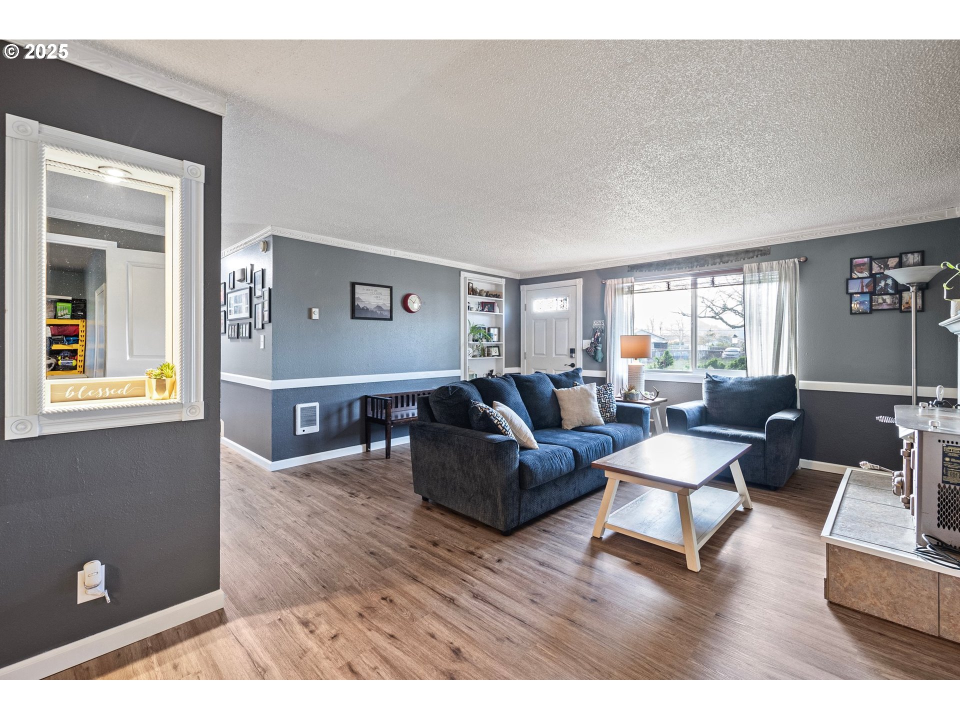 525 South 35th Street Springfield, OR 97478 - Photo 11 of 40 a living room with furniture and a window