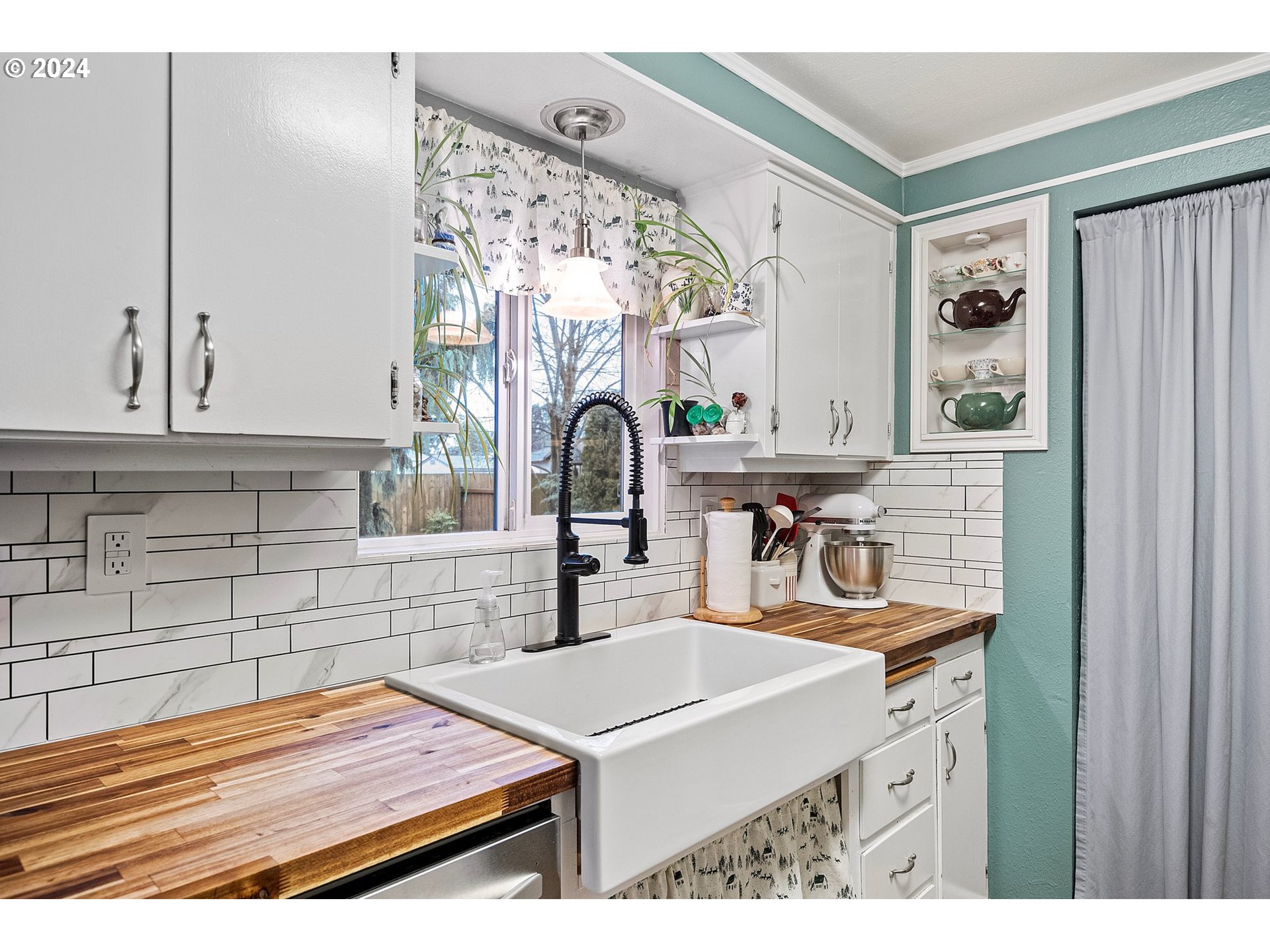 525 South 35th Street Springfield, OR 97478 - Photo 13 of 40 a bathroom with a sink and a mirror