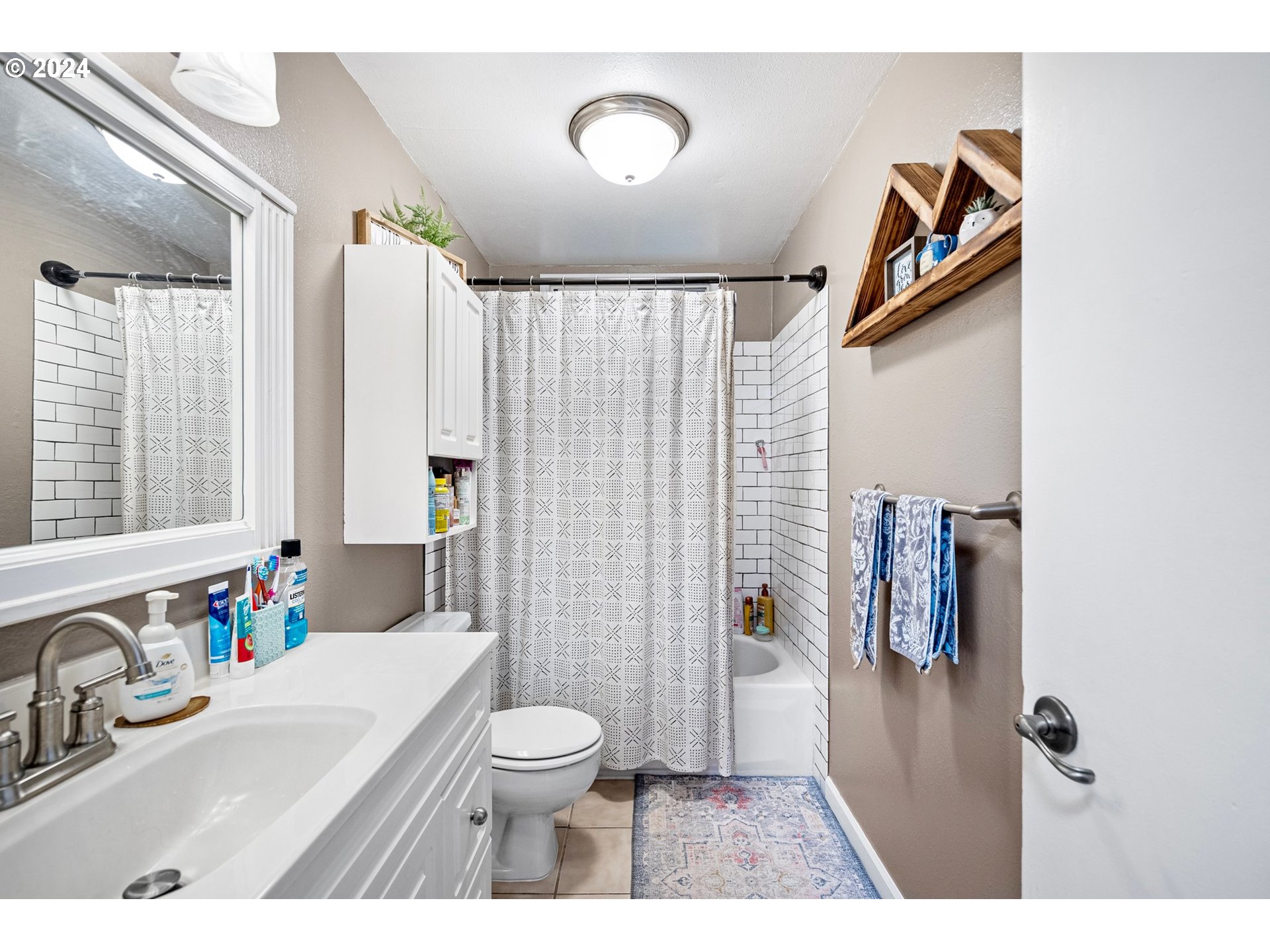 525 South 35th Street Springfield, OR 97478 - Photo 22 of 40 a bathroom with a sink a toilet and shower
