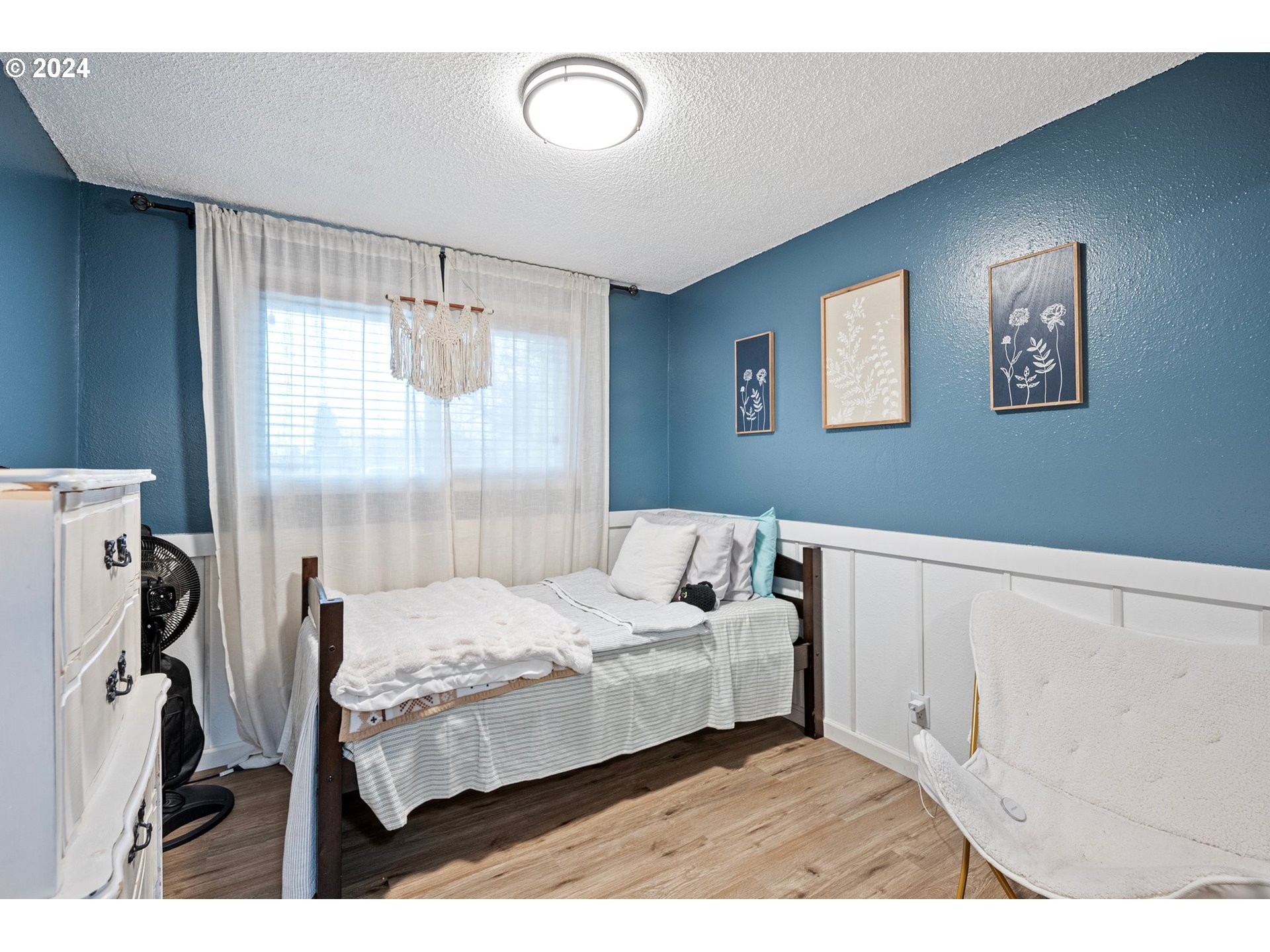 525 South 35th Street Springfield, OR 97478 - Photo 23 of 40 a bedroom with a bed and a window
